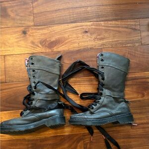 VINTAGE DOC MARTENS darkest grey weathered 8.5